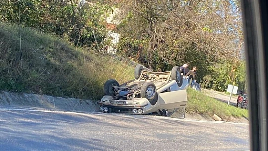 Kontrolden çıkan araç ters döndü