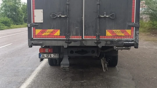 Tıra çarpıp yoldan çıktı