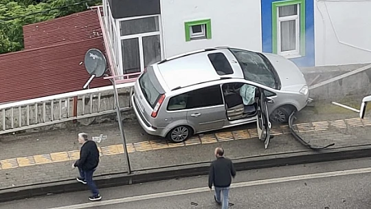 Korkuluklara çarptı, asılı kaldı