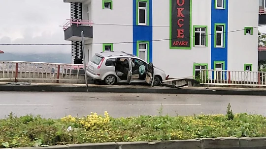 Korkuluklara çarptı, asılı kaldı