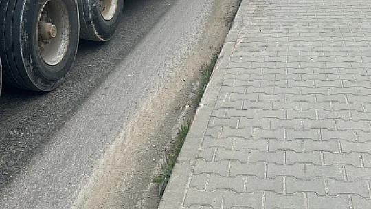 Tırın önünde sürüklendi