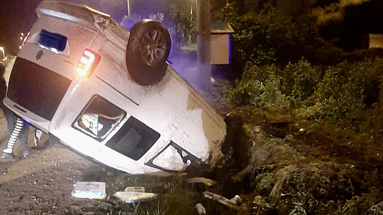 Kaza yapan araç ters döndü