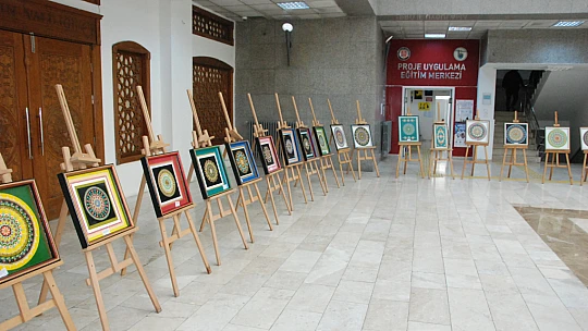 Tablolarını depremzedeler için bağışladı