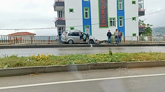 Korkuluklara çarptı, asılı kaldı