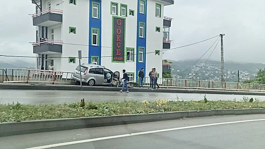 Korkuluklara çarptı, asılı kaldı