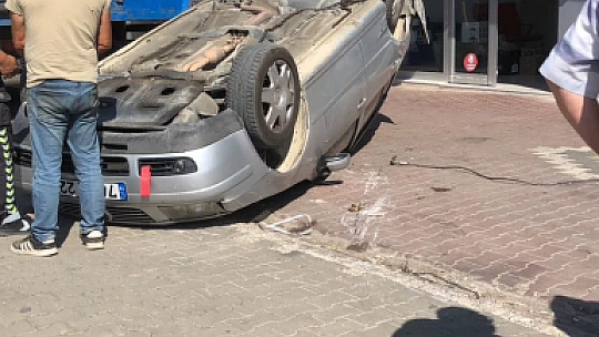 Çarpışan araçlardan biri takla attı