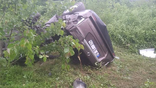 Kontrolden çıkan araç tarlaya uçtu
