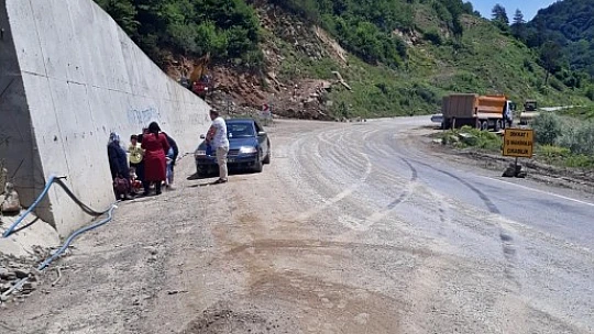 Virajda çakıla kaptırdı, kaza yaptı
