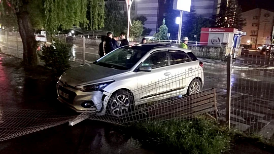 Bulvarda kaza, kaldırıma çıktı