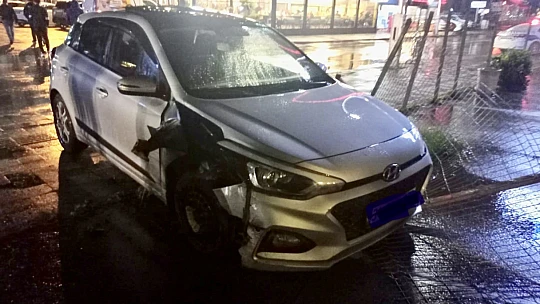 Bulvarda kaza, kaldırıma çıktı