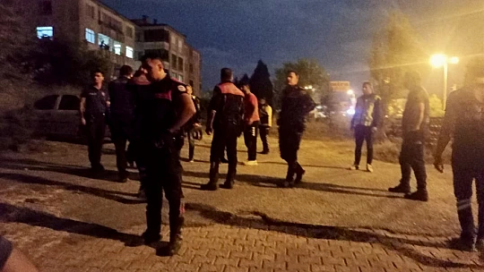 Balkondan tüfekle ateş etti