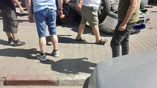 Çarpışan araçlardan biri takla attı