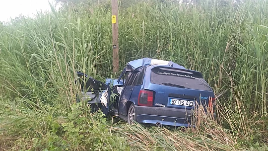 Tıra çarpıp yoldan çıktı