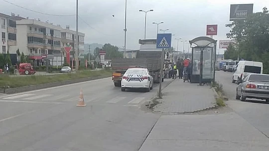 Tırın önünde sürüklendi