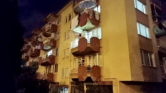 Balkondan tüfekle ateş etti