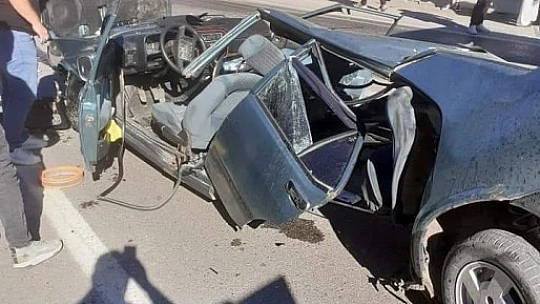 Hurdaya dönen araçtan sağ çıktılar