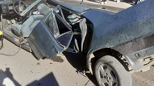 Hurdaya dönen araçtan sağ çıktılar