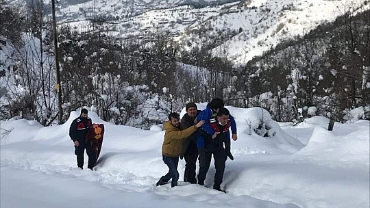 Jandarma aileyi sırtında taşıdı