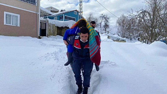 Jandarma aileyi sırtında taşıdı