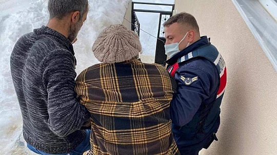 Jandarma aileyi sırtında taşıdı