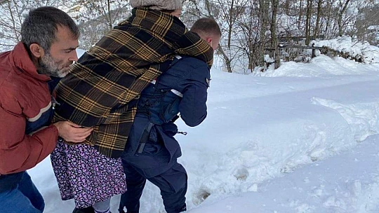 Jandarma aileyi sırtında taşıdı