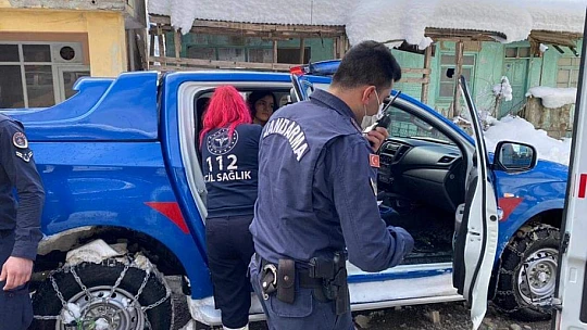 Jandarma aileyi sırtında taşıdı
