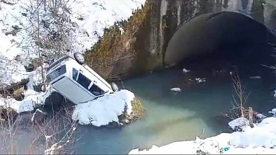 Son dakika, otomobil dereye uçtu