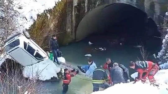 Son dakika, otomobil dereye uçtu