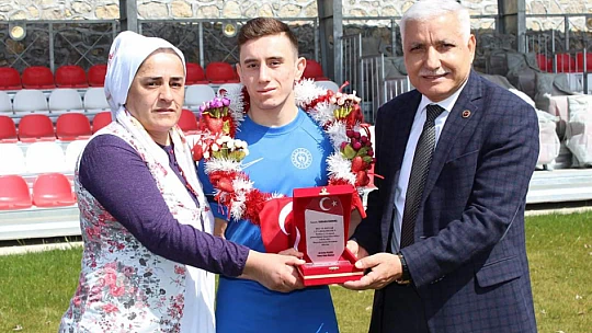 Köyünde davul zurna ile karşılandı