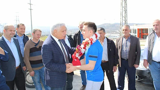 Köyünde davul zurna ile karşılandı