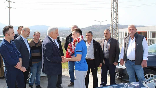 Köyünde davul zurna ile karşılandı