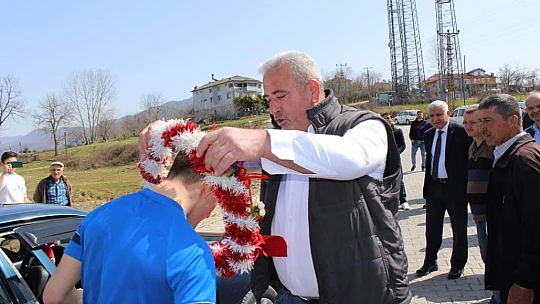 Köyünde davul zurna ile karşılandı