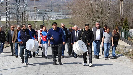Köyünde davul zurna ile karşılandı