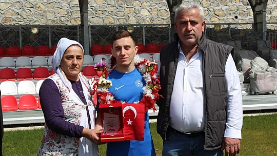 Köyünde davul zurna ile karşılandı