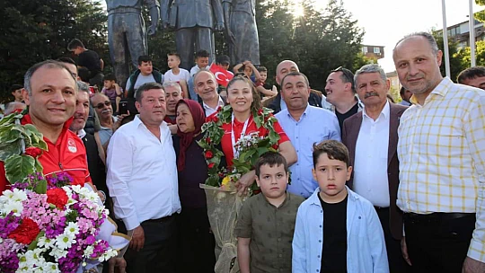 Dünya Şampiyonuna coşkulu karşılama