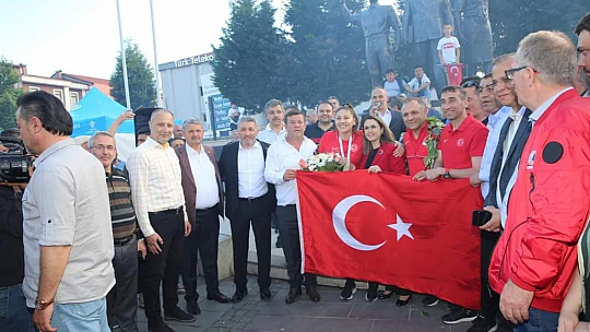 Dünya Şampiyonuna coşkulu karşılama