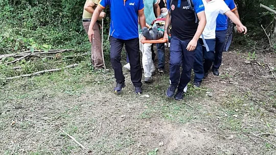 Devrilen traktörün altında sıkıştı