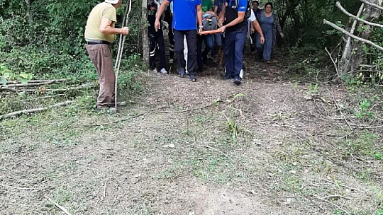 Devrilen traktörün altında sıkıştı