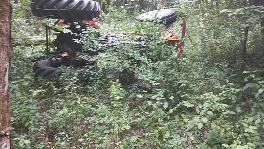 Devrilen traktörün altında sıkıştı