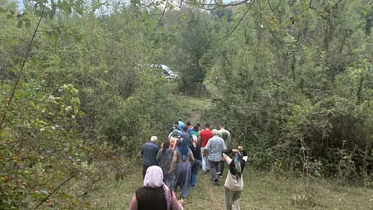 Devrilen traktörün altında sıkıştı
