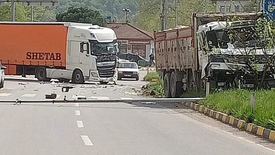 İki ağır vasıta çarpıştı