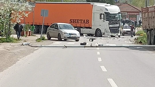 İki ağır vasıta çarpıştı