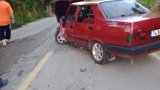 İki otomobil kafa kafaya çarpıştı