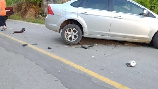 İki otomobil kafa kafaya çarpıştı
