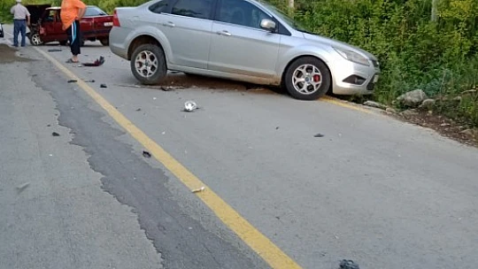 İki otomobil kafa kafaya çarpıştı