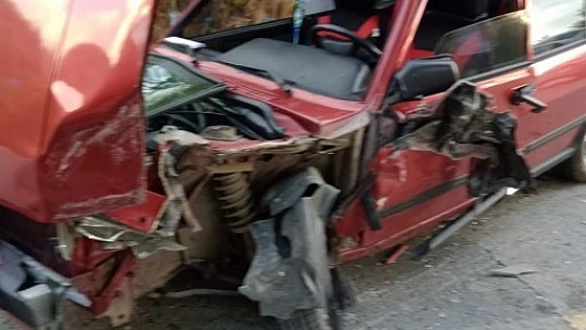 İki otomobil kafa kafaya çarpıştı