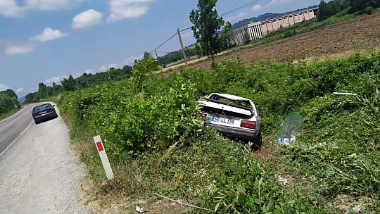 Lastiği patlayan otomobil kanala devrildi