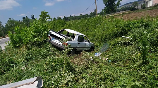 Lastiği patlayan otomobil kanala devrildi