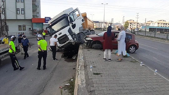 Son dakika, Tır ile otomobil çarpıştı
