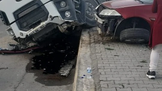 Son dakika, Tır ile otomobil çarpıştı